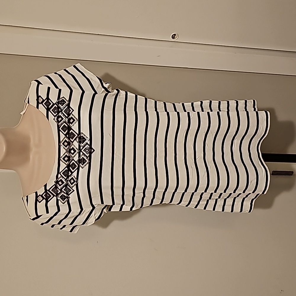 White House Black Market top, sz Med